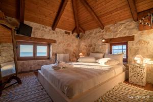 Postel nebo postele na pokoji v ubytování Blue Caves Villas - exceptional Villas with private pools direct access to the sea
