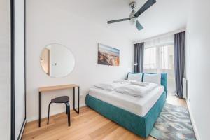 Posteľ alebo postele v izbe v ubytovaní Apartamenty Sun & Snow Residence II Jastrzębia Góra - plac zabaw, blisko plaży, wysoki standard