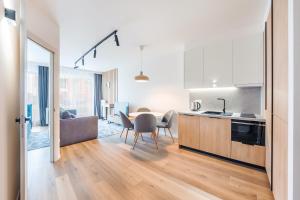 Kuchyňa alebo kuchynka v ubytovaní Apartamenty Sun & Snow Residence II Jastrzębia Góra - plac zabaw, blisko plaży, wysoki standard