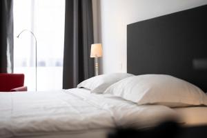 Postel nebo postele na pokoji v ubytování Beverly Hills Hotel