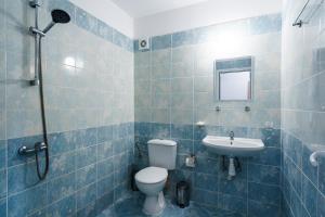 łazienka z toaletą i umywalką w obiekcie Hotel Elitza w mieście Kiten