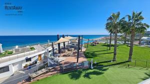 uitzicht op het strand vanaf het balkon van een resort bij Infinity View Penthouses by NRAS in Arenales del Sol
