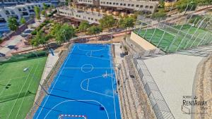 Tenis alebo squash v ubytovaní Infinity View Penthouses by NRAS alebo jeho okolí + 37 fotografií