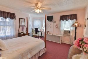 a bedroom with a bed and a ceiling fan at Lizard Creek Inn in Andreas