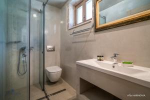 Koupelna v ubytování Blue Caves Villas - exceptional Villas with private pools direct access to the sea