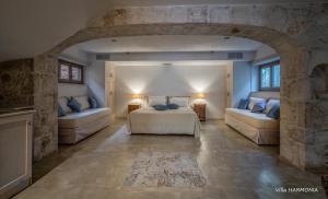 Posezení v ubytování Blue Caves Villas - exceptional Villas with private pools direct access to the sea