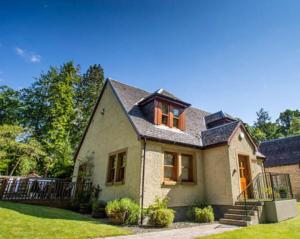 ein kleines Haus mit einem Gameradach in der Unterkunft Bonnie Banks Cottage in Balloch