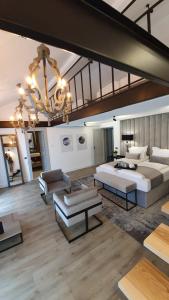 Ocna MureşにあるThe Berg's 5の大きなベッドとシャンデリア付きの広いリビングルーム