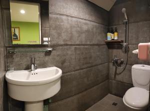 Bilik mandi di Share B&B