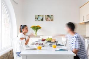 Comida no apart-hotel ou em algum lugar perto