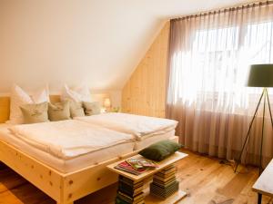 Un dormitorio con una cama grande y una ventana en Krone Lautlingen, en Albstadt