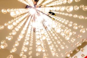 カーンにあるホテル ドゥ シャトーの天井から吊るされる白い光