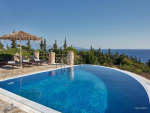 Bazén v ubytování Blue Caves Villas - exceptional Villas with private pools direct access to the sea nebo v jeho okolí