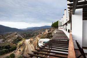 un edificio con escaleras en el lateral de una montaña en tuGuest Carataunas Apartment Alpujarra, en Carataunas
