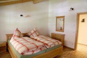 A bed or beds in a room at Ferienwohnung Fischerhof