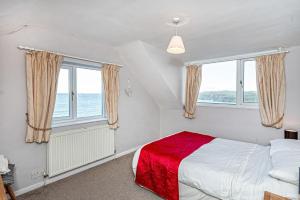 クマイス・ベイにあるSpin Driftのベッドと2つの窓がある寝室 +20枚の写真