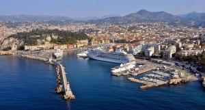 un grand bateau de croisière amarré dans un port dans l'établissement Seaside Studio by iCasamia, à Nice