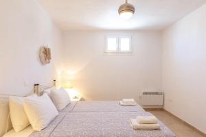 Cama ou camas em um quarto em Sea Wind Villas and Suites