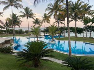 Charmoso bangalô balinês pé na areia Outeiro das Brisas في برايا دو إسبيلهو: مسبح لا نهاية له مع أشجار النخيل والمحيط +32 صورة