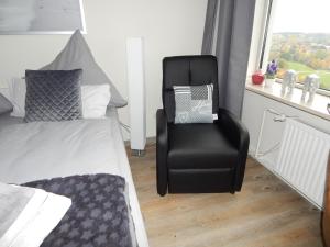 เตียงในห้องที่ Ferienwohnung im Wikingturm Schleswig