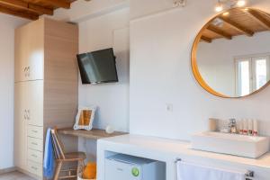 Uma TV ou centro de entretenimento em Sea Wind Villas and Suites