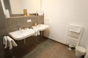 Bilik mandi di Boardinghotel Westarkaden Suites +21 gambar