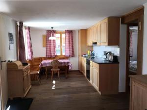 Köök või kööginurk majutusasutuses Chalet Valaisia
