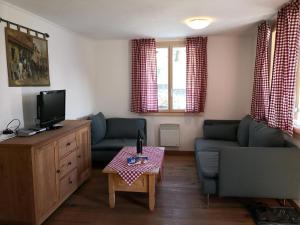 Televiisor ja/või meelelahutuskeskus majutusasutuses Chalet Valaisia