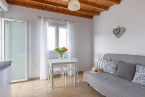 Uma área de estar em Sea Wind Villas and Suites