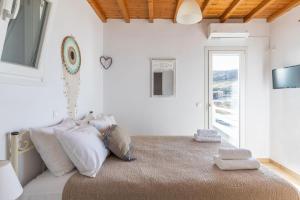 Cama ou camas em um quarto em Sea Wind Villas and Suites