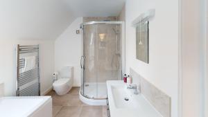 Et badeværelse på Woodlands Cottage + 14 billeder