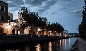 a river with buildings and trees on the side at La Casa del Canal in Roquetas