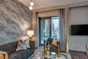 Posezení v ubytování Durrani Homes - Designer 2BR Apt with stunning Burj khalifa and Fountain View