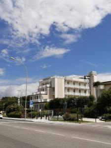 un edificio bianco sul lato di una strada di Hotel Oceano a Marina di Pietrasanta