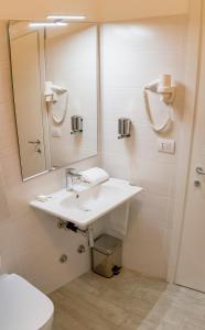 Hotel & Wellness Stella Delle Langhe في جوفونه: حمام مع حوض ومرآة ومرحاض