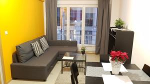 un soggiorno con divano e tavolo di Apartment Chez Esmara et Philippe a Bruxelles