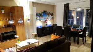 sala de estar con sofá y comedor en Apartment Chez Esmara et Philippe, en Bruselas