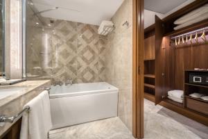 Koupelna v ubytování BN Hotel Thermal & Wellness