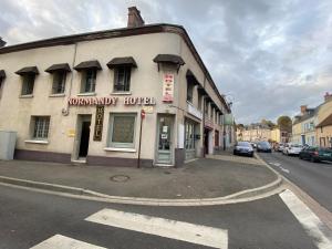 budynek na rogu ulicy w obiekcie Hotel Normandy w mieście Dreux