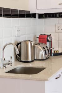 un bancone della cucina con lavandino e tostapane di Vesper Apartments a Città del Capo