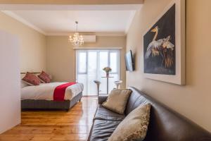 un soggiorno con letto e divano di Vesper Apartments a Città del Capo