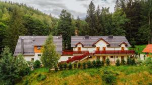a large house in the middle of a forest at WILLA IZBICA KARPACZ in Karpacz
