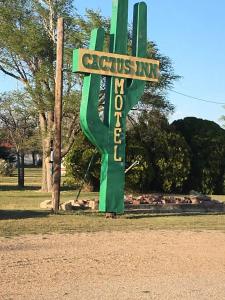 ein Schild eines grünen Kaktus im Park in der Unterkunft Cactus Inn in McLean