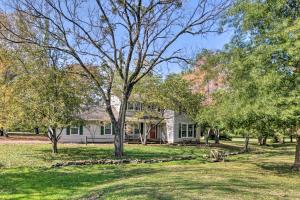 Zahrada ubytování Country Club Charmer with Yard about 18 Mi to Nashville!