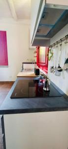 a kitchen with a black counter top in a room at Agricontura in Capri Leone