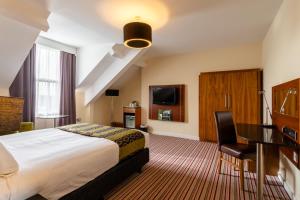a hotel room with a bed and a desk at Holiday Inn Newcastle-Jesmond, an IHG Hotel in Newcastle upon Tyne