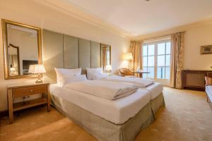 A bed or beds in a room at Hotel Hollweger