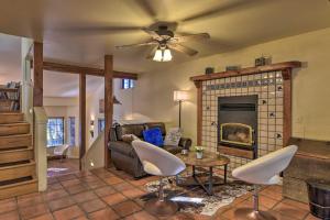 ein Wohnzimmer mit Couch und Kamin in der Unterkunft Flagstaff Home with On-Site Trails, 3 Mi to Dtwn! in Flagstaff