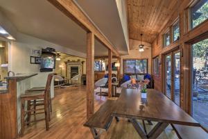 ein Esszimmer und ein Wohnzimmer mit einem Holztisch in der Unterkunft Flagstaff Home with On-Site Trails, 3 Mi to Dtwn! in Flagstaff