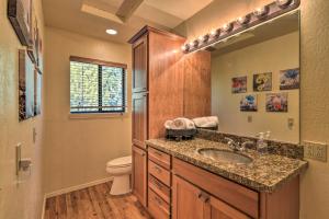 ein Badezimmer mit Waschbecken und Toilette in der Unterkunft Flagstaff Home with On-Site Trails, 3 Mi to Dtwn! in Flagstaff + 31 Fotos